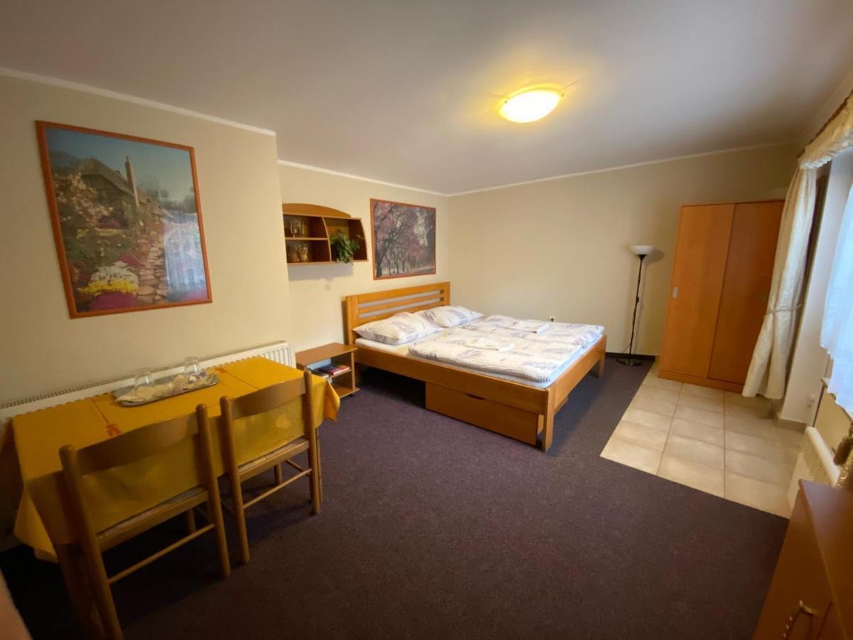 Penzion Pod Zámkem Průhonice Exterior foto